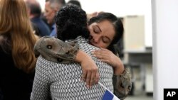 María José Aragón abraza a María José Martínez, en Miami el 15 de noviembre de 2023. Ambas son exprisioneras políticas del régimen de Daniel Ortega.(AP Photo/Lynne Sladky).