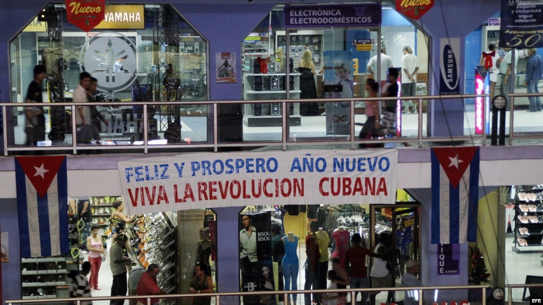 ARCHIVO. Varias personas recorren el centro comercial Carlos III. 