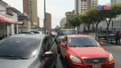 Venezolanos hacen cola de cinco días para conseguir gasolina