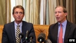 Los senadores estadounidenses Tom Udall (d) y Jeff Flake ofrecen una rueda de prensa en La Habana tras visitar al estadounidense encarcelado en Cuba Alan Gross.