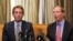 Los senadores estadounidenses Tom Udall (d) y Jeff Flake ofrecen una rueda de prensa en La Habana tras visitar al estadounidense encarcelado en Cuba Alan Gross.