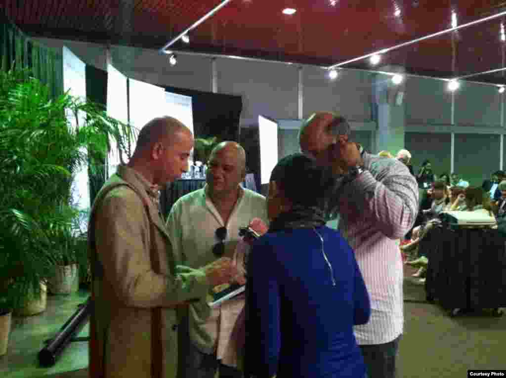 Conversamos con uno de los escritores cubanos que lanzaba su libro esa noche.