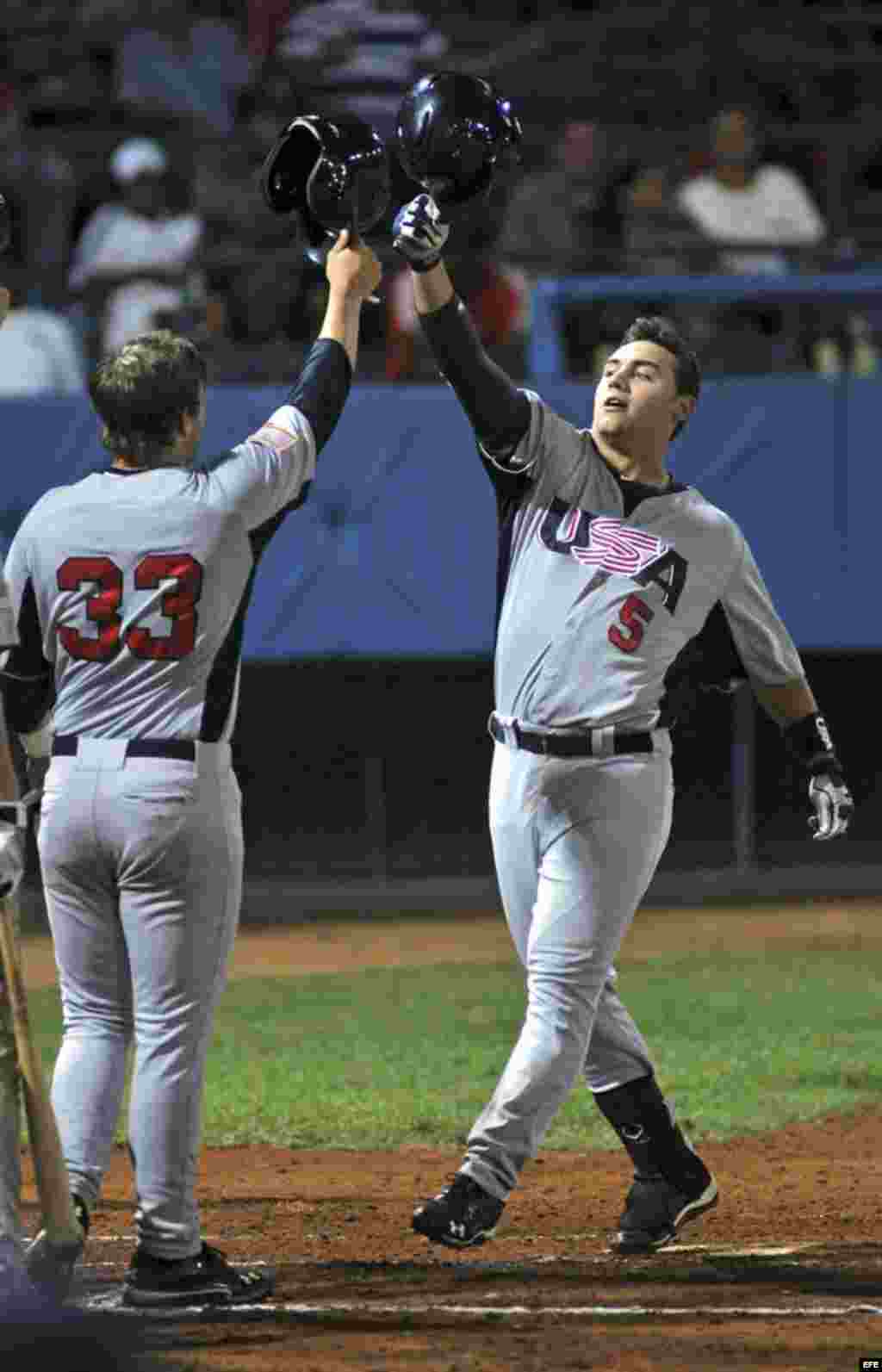  El jugador de Estados Unidos Michael Conforto (d), saluda a su compañero de equipo D.J. Peterson (i), al llegar al Home Plate, el jueves 05 de julio del 2012, después de conectar un Home Rum con bases llenas que le dio 4 carreras a su equipo frente a Cub