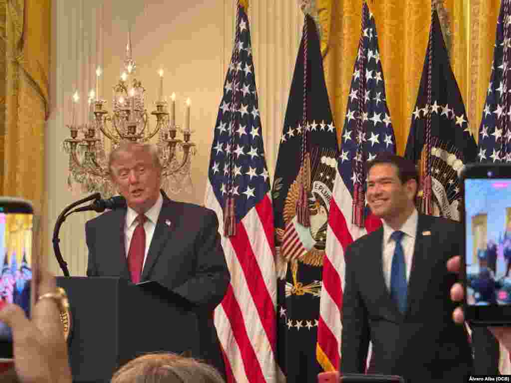 El presidente Donald Trump y el secretario de Estado Marco Rubio en la ceremonia por el Mes de la Herencia Hispana, en la Casa Blanca. 