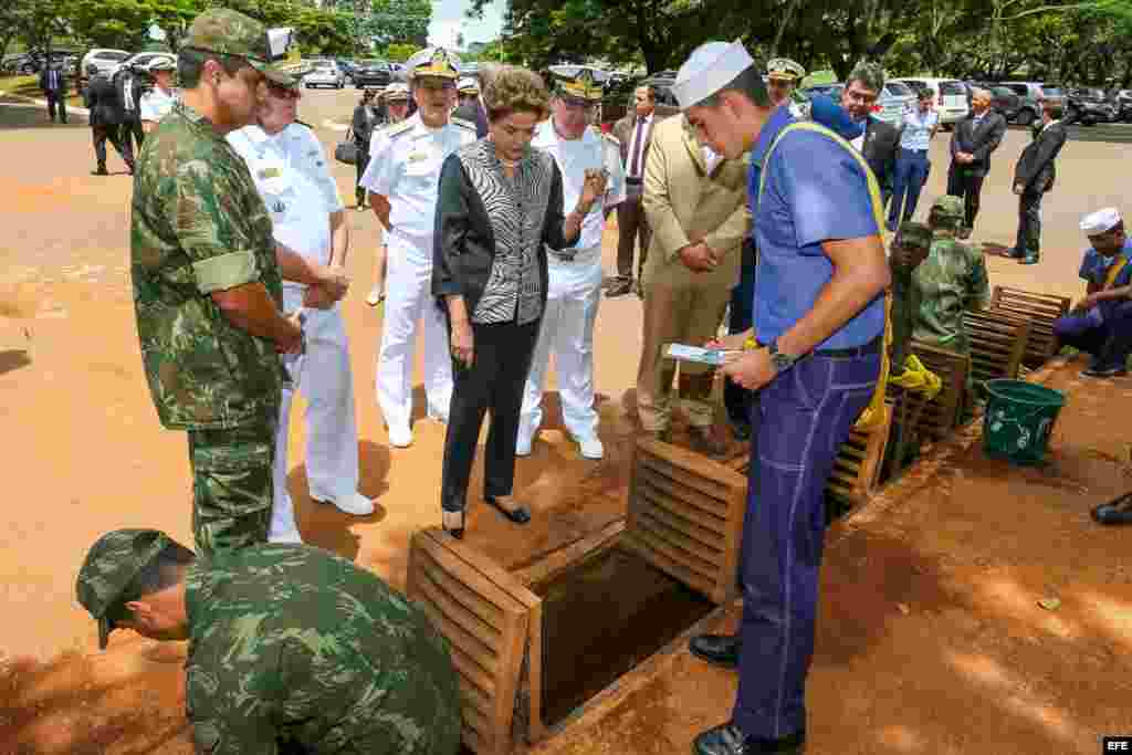 La presidenta de Brasil, Dilma Rousseff (c), visita al Cuerpo de Fusileros Navales en el día de movilización del Gobierno para combatir a los posibles focos de larvas del mosquito Aedes aegypti, que transmite los vírus Zika.