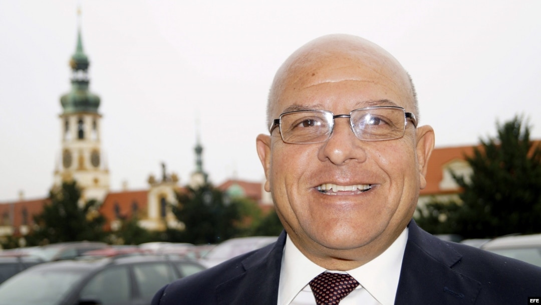El disidente cubano, Dagoberto Valdés, editor de la revista digital Convivencia, frente al Ministerio de Asuntos Exteriores de Praga. 