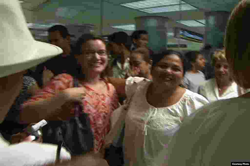 Caridad Caballero, activista de derechos humanos y Dama de Blanco a su llegada desde Cuba al Aeropuerto Internacional de Miami