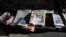 Portadas de los diarios españoles sobre la llegada a ese país del opositor y excandidato presidencial venezolano Edmundo González Urrutia. (REUTERS/Violeta Santos Moura)