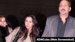 De izq. a der.: Graciela Ramírez, directora de Resumen Latinoamericano; Annalie Lilliam Rueda Cardero y su esposo, Alejandro Castro Espín. La fotografía fue tomada durante una visita a Grecia en 2015.