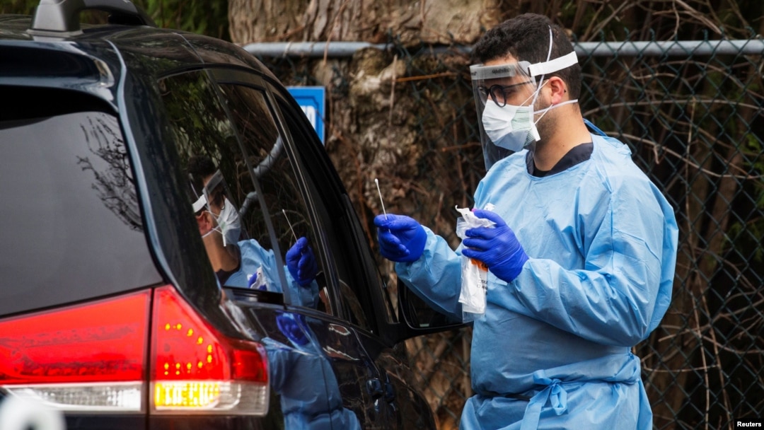 Un trabajador de la salud toma muestras de una persona para un examen de coronavirus, en Riverside Medical Goup, en Secaucus, Nueva Jersey, el 18 de marzo del 2020.