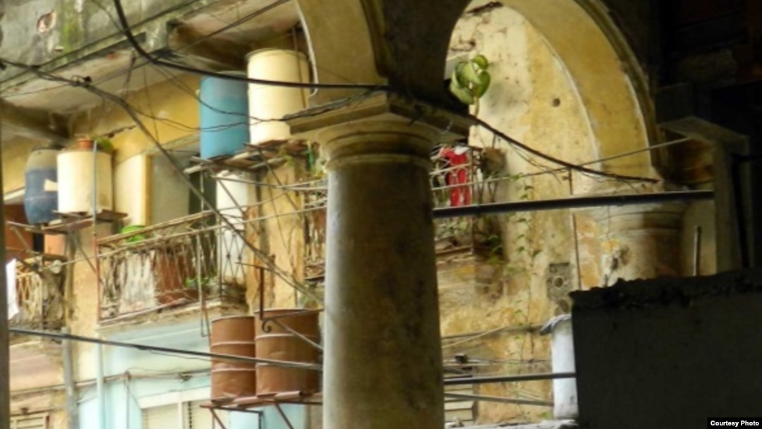 La situación crítica del agua ha afectado solo a los sectores más pobres mientras se benefician las inversiones para el turismo de élite. (Foto del autor)