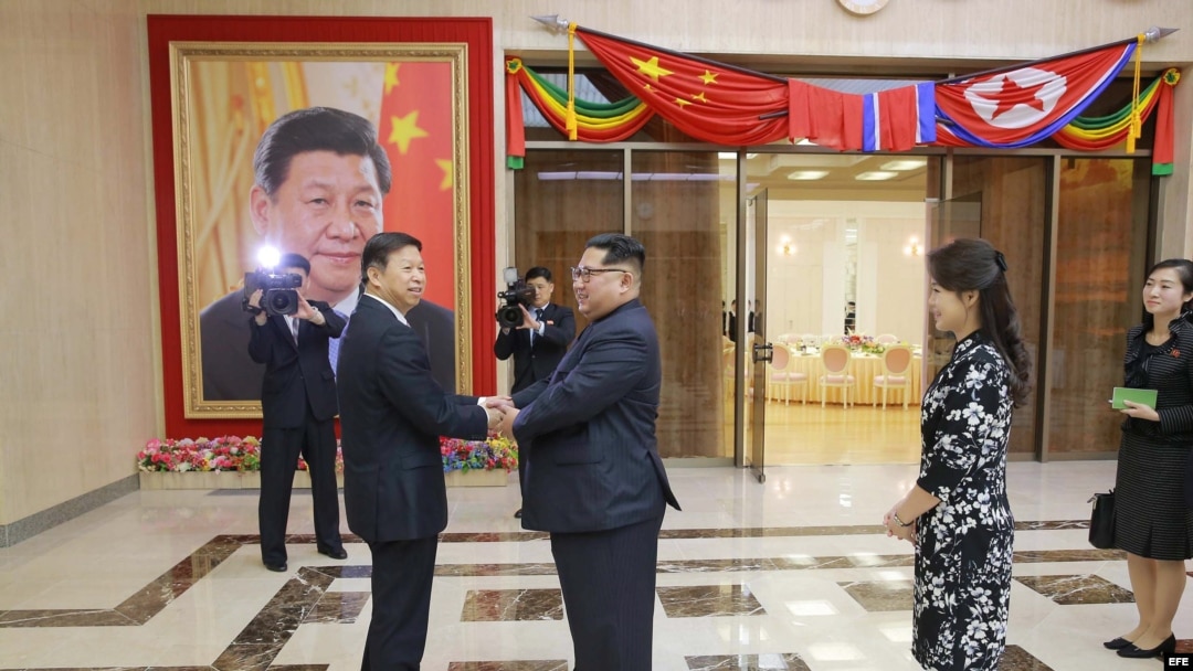 Kim Jong-un aboga por consolidar lazos con Pekín en evento de artistas chinos. Archivo.