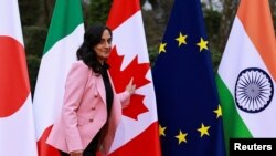 La ministra de Asuntos Exteriores de Canadá, Anita Anand, camina durante el segundo día de la reunión de ministros de Asuntos Exteriores del G7 en la Abadía de Vaux-de-Cernay, en Cernay-la-Ville, cerca de París, Francia, el 27 de marzo de 2026. REUTERS/Stephanie Lecocq