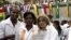Laura Labrada (d), hija de la fallecida líder de las Damas de Blanco, Laura Pollán, y Belkis Cantillo (i) antes de partir de La Habana.