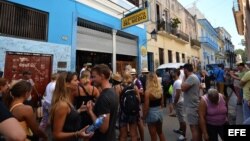 Turistas colman la entrada del Bar Restaurante La Bodeguita del Medio en La Habana hoy, 5 de diciembre de 2016, un día después de la inhumación de las cenizas del líder cubano Fidel Castro.