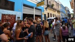 Turistas colman la entrada del Bar Restaurante La Bodeguita del Medio en La Habana.