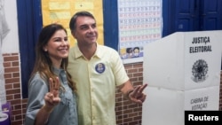 El candidato presidencial del Partido Liberal, Flavio Bolsonaro, votó junto a su esposa en Río de Janeiro.