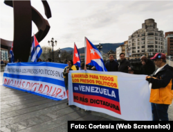 La Asociación cubano-vasca Demokrazia Kubarentzat celebró el domingo una manifestación pacífica frente al Ayuntamiento de Bilbao