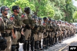 Policías estatales de Texas montan guardia en la Universidad de Texas en Austin, Texas, el 29 de abril de 2024. (Suzanne Cordeiro/AFP)