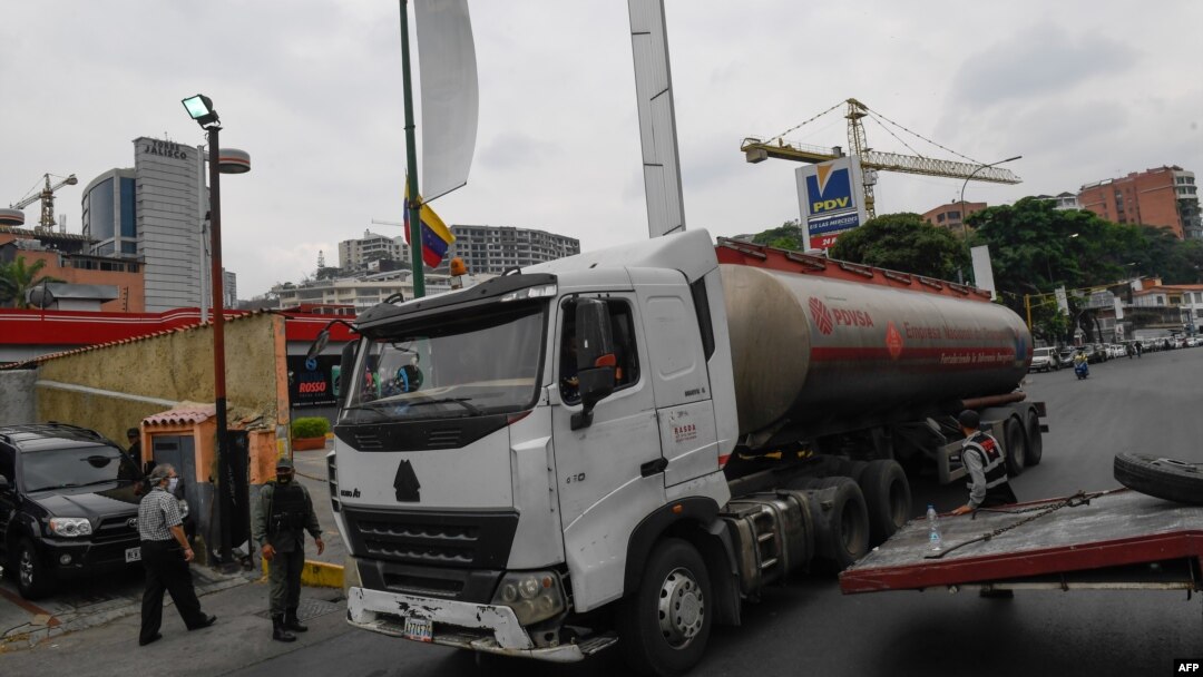 Cisterna de PDVSA distribuye petróleo en Caracas.