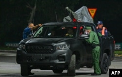 Un vehículo de seguridad equipado con un cañón antiaéreo patrulla durante la celebración del 73 aniversario del asalto guerrillero al Hotel Moncada, en Pinar del Río.