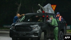 Un vehículo de seguridad equipado con un cañón antiaéreo patrulla durante la celebración del 73 aniversario del asalto al Hotel Moncada, en Pinar del Río.