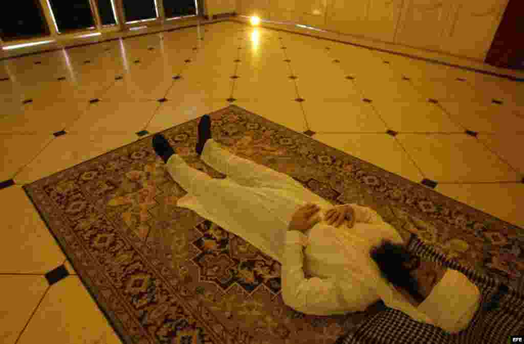 Imagen tomada de una escultura de Osama Bin Laden, creada por los artistas cubanos Alberto Lorente y Manolo Castro, y que se expone en la Bienal de La Habana.
