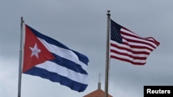 Las banderas de Cuba y EEUU ondean en La Habana. (REUTERS/Norlys Perez)