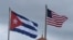 Las banderas de Cuba y EEUU ondean en La Habana. (REUTERS/Norlys Perez)