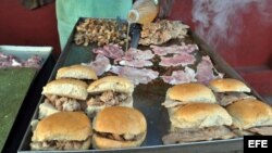 Un vendedor de "pan con lechón".