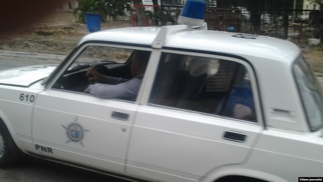 Reporta Cuba. Auto de la Policía Nacional Revolucionaria (PNR).