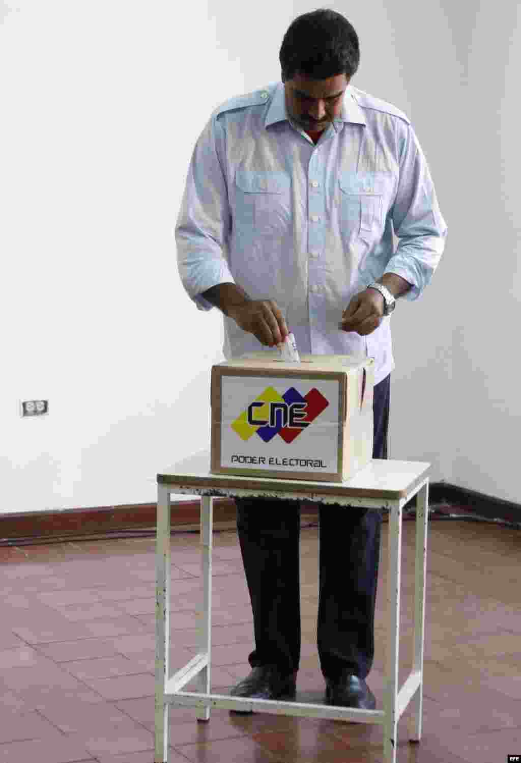  El presidente encargado de Venezuela, Nicolás Maduro, vota hoy, domingo 14 de abril de 2013, en Caracas (Venezuela). 