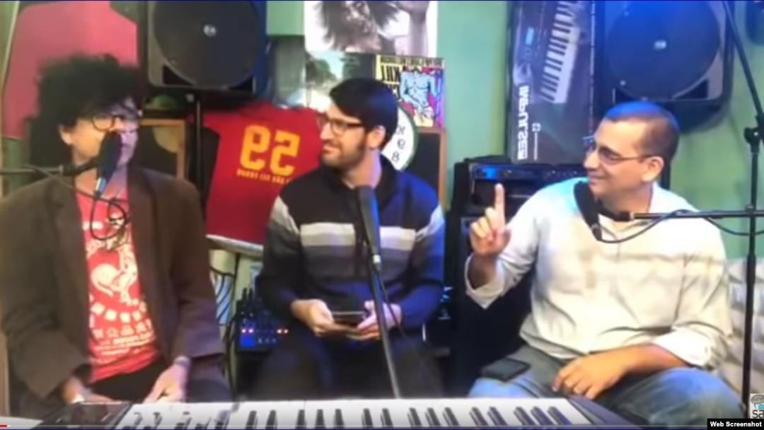 Antonio Rodiles, Gorki Águila y Claudio Fuentes conducen "Cambio de Bola". 