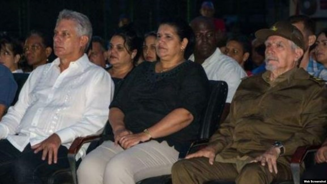 Miguel Díaz-Canel (I), miembro del Buró Político del Partido Comunista de Cuba (PCC), junto a Gladys Martínez (C), miembro del CC PCC, y el Comandante de la Revolución Ramiro Valdés (D), en Pinar del Río.