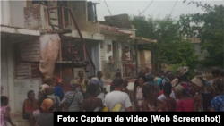 Más de 300 personas se congregaron en la casa del activista para recibir comida. 