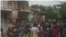 Más de 300 personas se congregaron en la casa del activista para recibir comida. 
