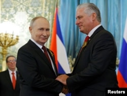 El presidente ruso Vladimir Putin se reunió con el gobernante cubano Miguel Díaz-Canel en Moscú, Rusia, el 9 de mayo de 2024. REUTERS/Maxim Shemetov/Pool