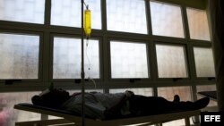 Un hombre con síntomas de la fiebre del Chikungunya recibe atención médica en un hospital de Santo Domingo. La fiebre del Chikungunya, es una enfermedad viral provocada por la picadura del mosquito, el mismo que transmite el dengue, el cual se caracteriza
