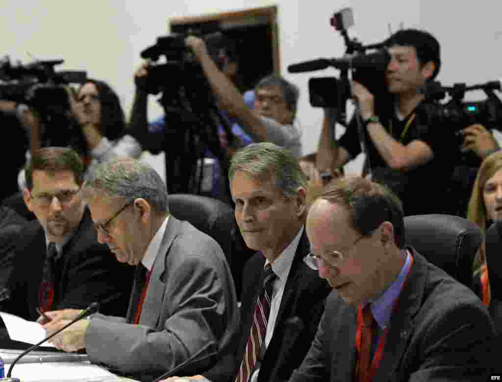 El secretario asistente adjunto para Latinoamérica del Departamento de Estado, Edward Alex Lee (c), participa en la primera reunión EEUU-Cuba&nbsp;