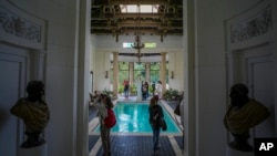 La piscina cubierta de la residencia del embajador británico en La Habana, vista durante el recorrido organizado por la UNESCO. (AP/Ramón Espinosa)