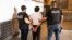 Oficiales de ICE arrestan a un inmigrante durante la operación nacional "No Safe Haven V"