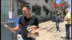 Transeúntes se sorprenden con destrucción de libros en La Habana