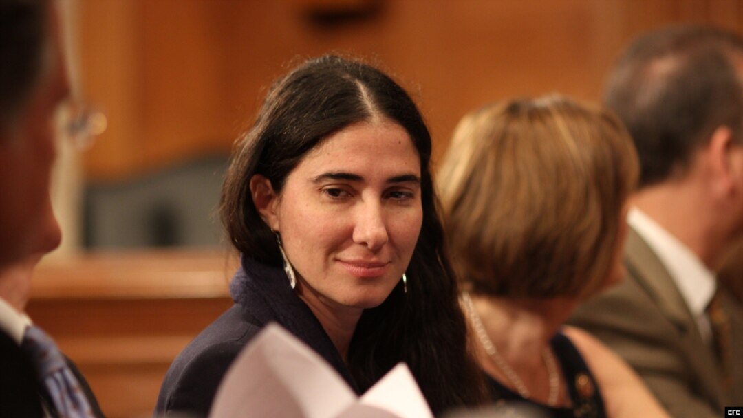  La bloguera cubana Yoani Sánchez martes 19 de marzo de 2013, con legisladores de Estados Unidos 