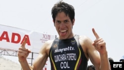 Carlos Quinchara de Colombia celebrando el primer lugar en la Triatlón masculina el lunes 25 de noviembre de 2013, en los juegos Bolivarianos Trujillo 2013 en Trujillo (Perú). 