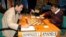 Foto de archivo. El cubano Leinier Domínguez (i) y el indio Viswanathan Anand (campeón mundial de ajedrez) se enfrentaron en el XXVI Torneo Internacional "Ciudad de Linares", España, en 2009.