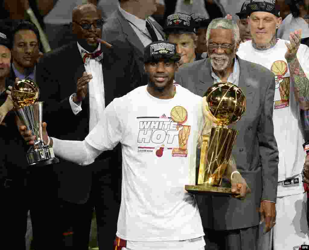  El jugador LeBron James de los Heat de Miami celebra su premio como el jugador más valioso (MVP). 