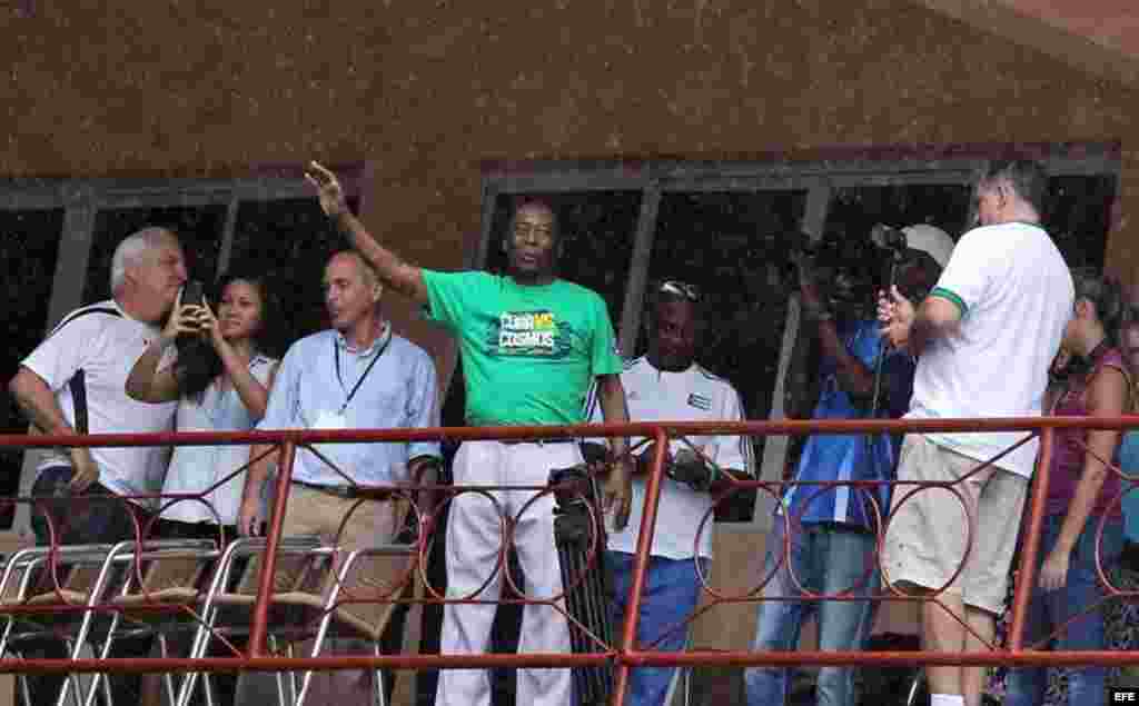 El exfutbolista brasileño Pelé llega el martes 2 de junio de 2015, para el partido amistoso entre el Cosmos de Nueva York y la selección nacional cubana en el estadio Pedro Marrero de La Habana (Cuba). 