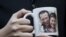 Un activista pro democrático muestra un retrato del disidente chino Liu Xiaobo y de su esposa Liu Xia.    