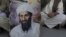 Un paquistaní sujeta un retrato de Osama bin Laden.