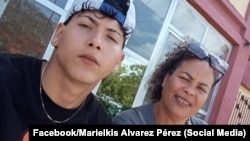 Cristian de Jesús Crespo Álvarez y su madre Marielkis Álvarez Pérez